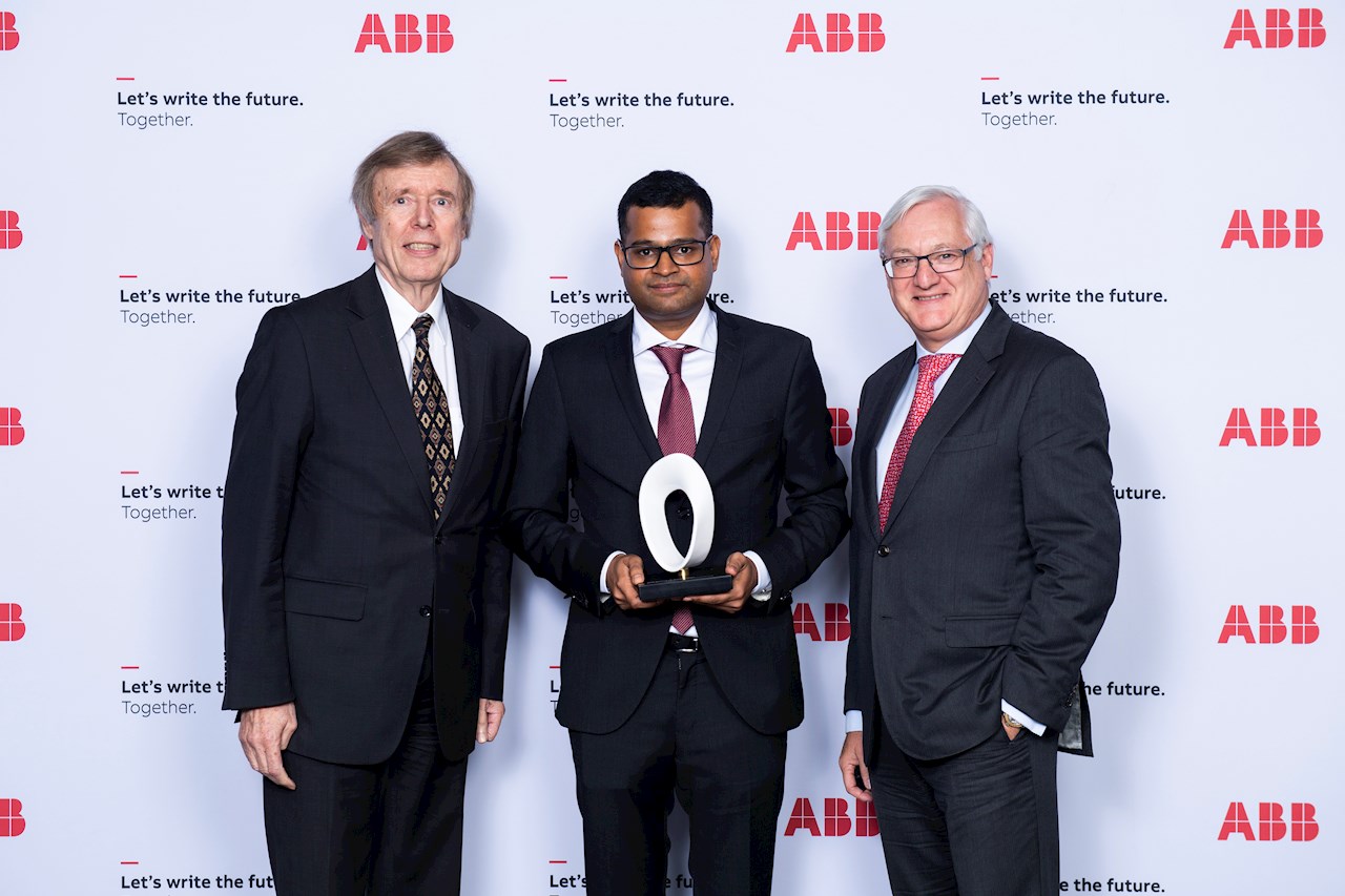 Hubertus von Grünberg (föredetta ordförande på ABB), Ambuj Varshney (vinnare av utmärkelsen), Peter Voser (ordförande och koncernchef på ABB)