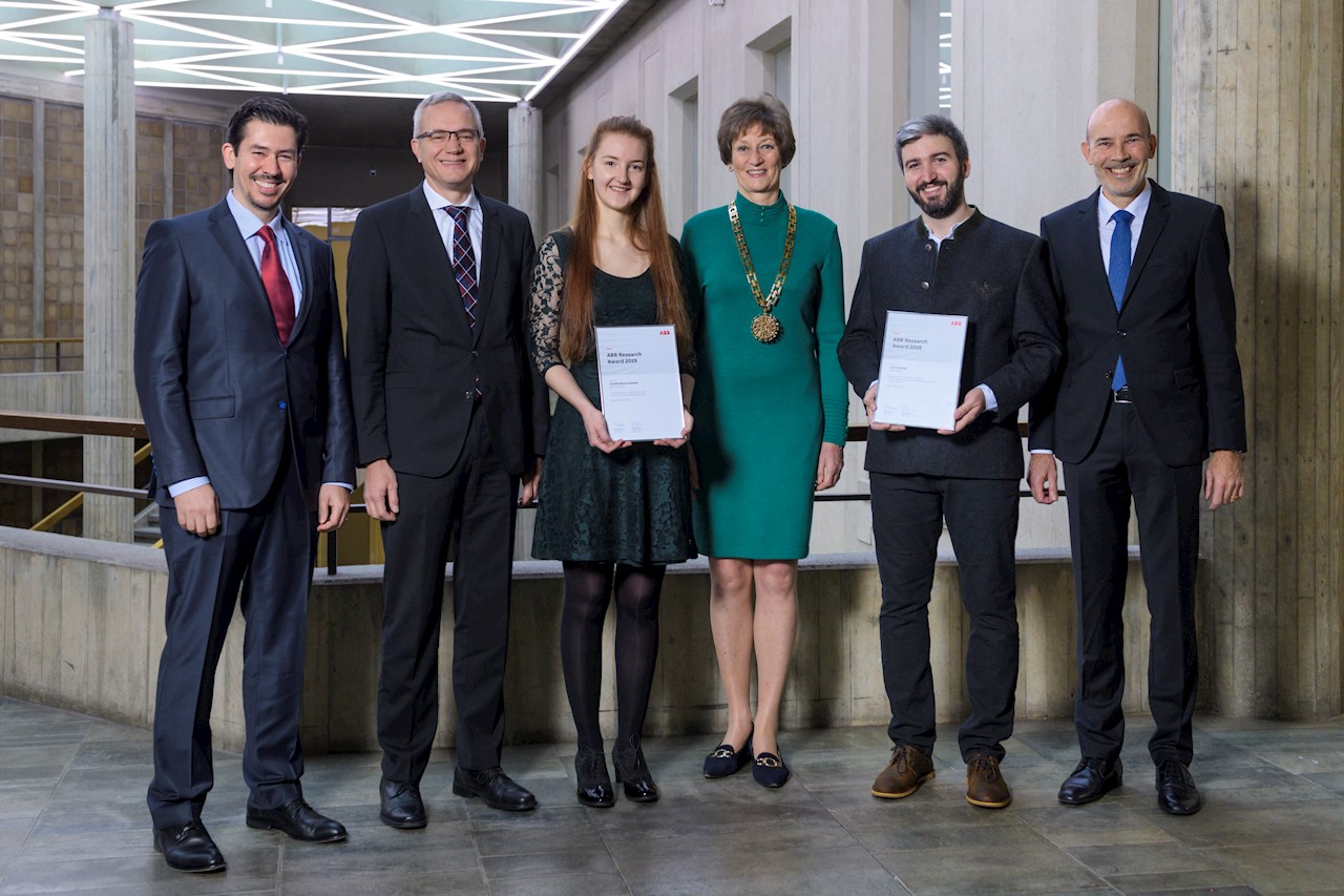 ETH-Rektorin Sarah M. Springman verlieh die Auszeichnung an die beiden Preisträger zusammen mit Robert Itschner, Vorsitzender der Geschäftsleitung von ABB Schweiz, Stefan Ramseier, Leiter des ABB-Konzernforschungszentrums in Baden-Dättwil, und Mehmet Mercangoez, Technology Area Owner AI and Advanced Analytics am ABB-Konzernforschungszentrum.