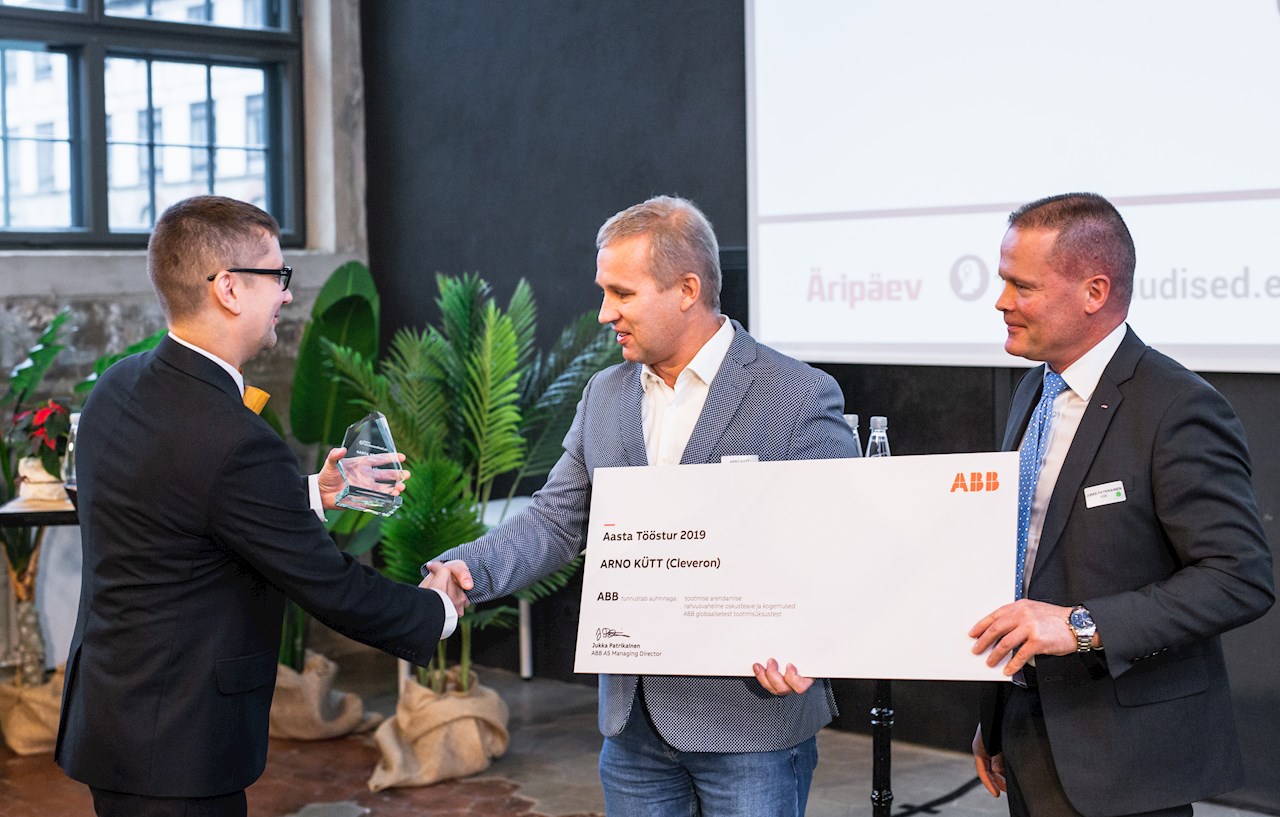 Fotol (vasakult): Tööstusuudised.ee peatoimetaja Harro Puusild, Cleveroni asutaja Arno Kütt ja ABB Balti riikide juht Jukka Patrikainen.