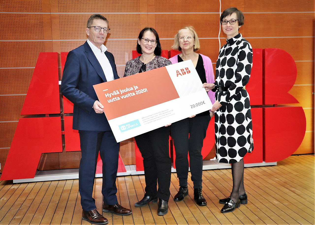 ABB:n lahjoituksen vastaanottivat SOS-Lapsikylältä Annemi Usva-Vänttinen ja Tarja Rehnström (keskellä). ABB:ltä lahjasekkiä luovuttamassa olivat Suomen ABB:n robottiliiketoiminnan johtaja Timo Toissalo ja viestintäjohtaja Satu Perälampi.