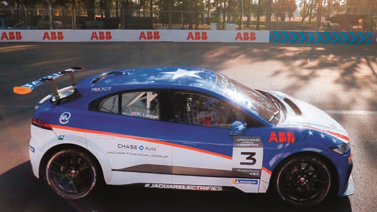 08 La version de course du Jaguar I-PACE utilise les chargeurs ABB pour refaire « le plein d’électrons » entre deux courses.