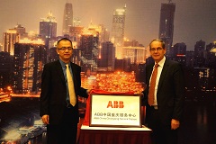 ABB北亚区及中国服务业务负责人蒋海波（左）与ABB电力产品业务部北亚区及中国负责人穆 赫在重庆服务中心开业典礼现场