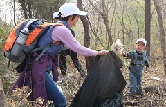 ABB志愿者小组在景区捡拾垃圾