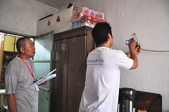 ABB志愿者检查电源插座