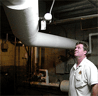 工作人员检查ABB新型旋涡流量计