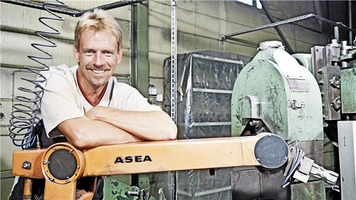 在Magnussons i Genarp AB,Mats Jösson负责监督四台 IRB 6 机器人,这四台机器人用于不锈钢弯管的抛光作业已有将近四十年的时间。