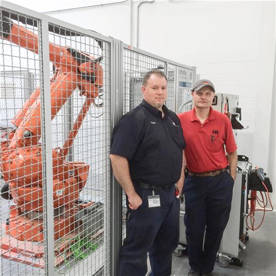 宝马制造公司机器人专家Michael Owen和美国ABB机器人服务工程师Krzysztof Paczek