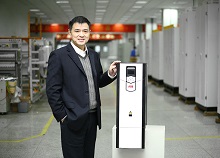 港迪电气有限公司技术总监李翔先生与第1000万台ABB变频器