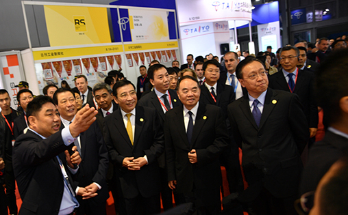 工业和信息化部部长苗圩，中国工程院院长周济，上海市委副书记、市长应勇等领导莅临ABB展位参观。