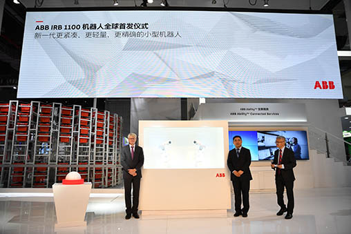 ABB集团机器人业务全球总裁倪思德（左）和ABB中国机器人及运动控制事业部负责人、ABB机器人业务中国区负责人李刚（右二）为ABB新一代小型机器人IRB 1100揭幕。