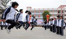 高坪镇中学学生在进行课间活动