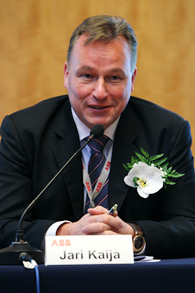ABB集团服务业务负责人Jari Kaija在2012 ABB自动化世界上与媒体交流
