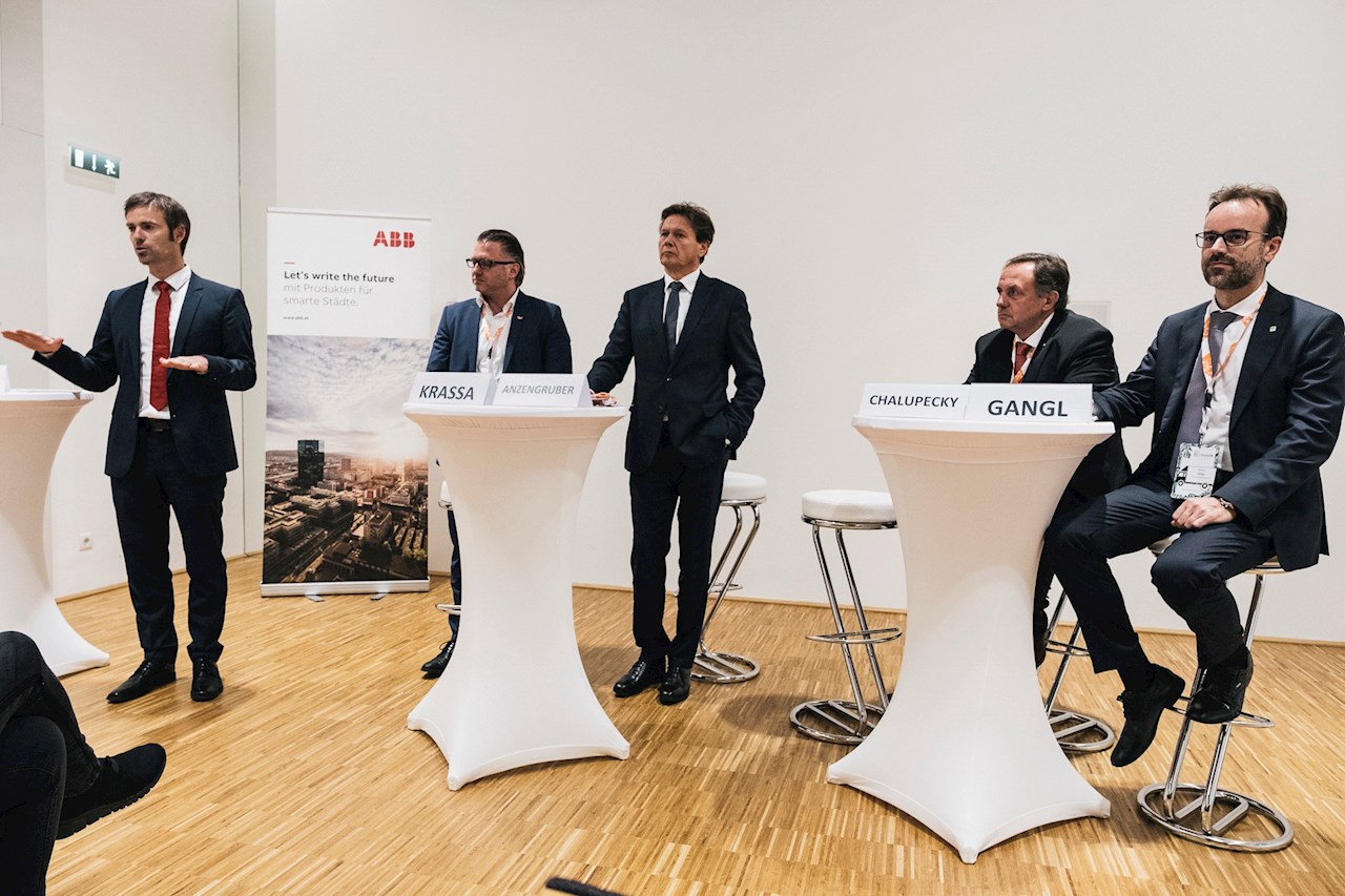 Bildtext: v.l.n.r. Aichmair (AMP), Krassa (LeasePlan), Anzengruber (Verbund), Chalupecky (ABB) und Gangl (OMV) sind sich einig, dass Elektromobilität in Zukunft eine maßgebliche Rolle spielen wird und die technischen Voraussetzungen dafür vorhanden sind.