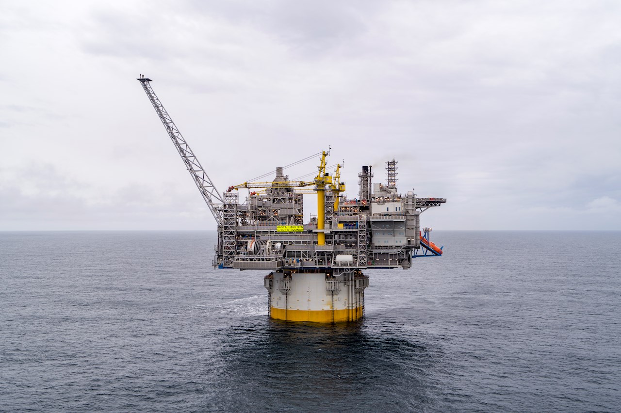 ABB har blant annet levert sikkerhets- og automatiseringssystem, elektro, telekommunikasjon og tilstandsovervåking til Aasta Hansteen (Foto: Roar Lindefjeld og Bo B. Randulff. Copyright Equinor).
