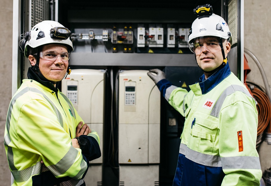ABB:n taajuusmuuttajilla ohjataan erilaisten kuljettimien ja erotinseulojen sähkömoottoreita Lassila & Tikanojan kierrätyslaitoksella. Esa Ekola Lassila & Tikanojalta (vas.) kiittelee varalaitepalvelun tuomaa toimintavarmuutta sekä ylläpidon helpottumista ABB:n Janne Sutiselle.
