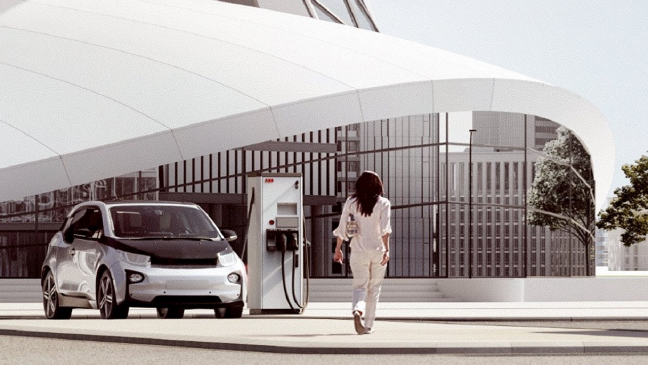 El acuerdo entre ABB y Elatec favorece el pago de la recarga de vehículos eléctricos desde el móvil