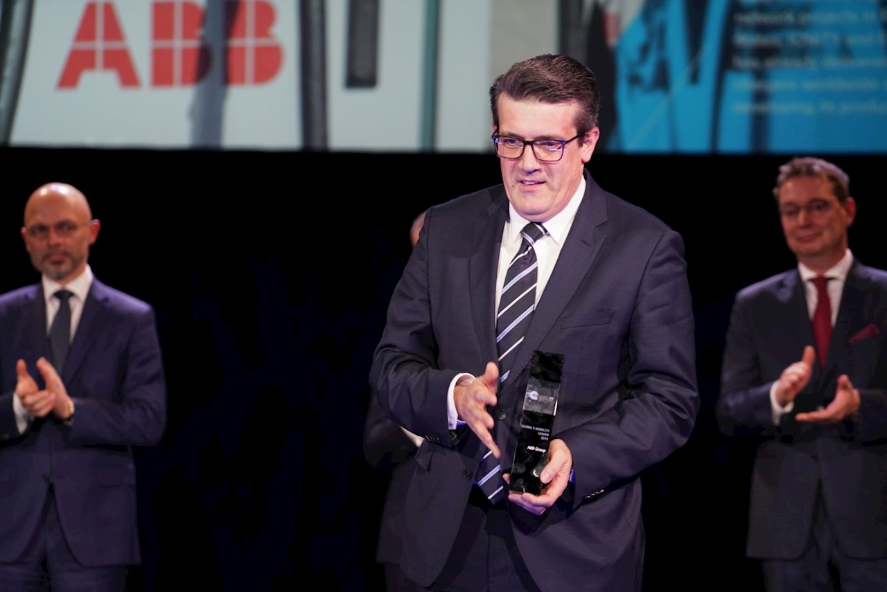 El premio de Líder global en movilidad eléctrica 2019 de ABB fue recogido por Tomasz Wolanowski