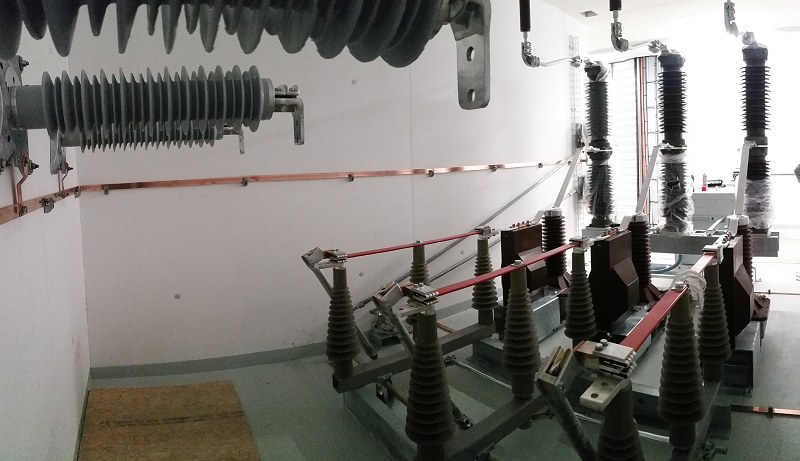Die neuen Leistungsschalter vor dem beim Einbau.