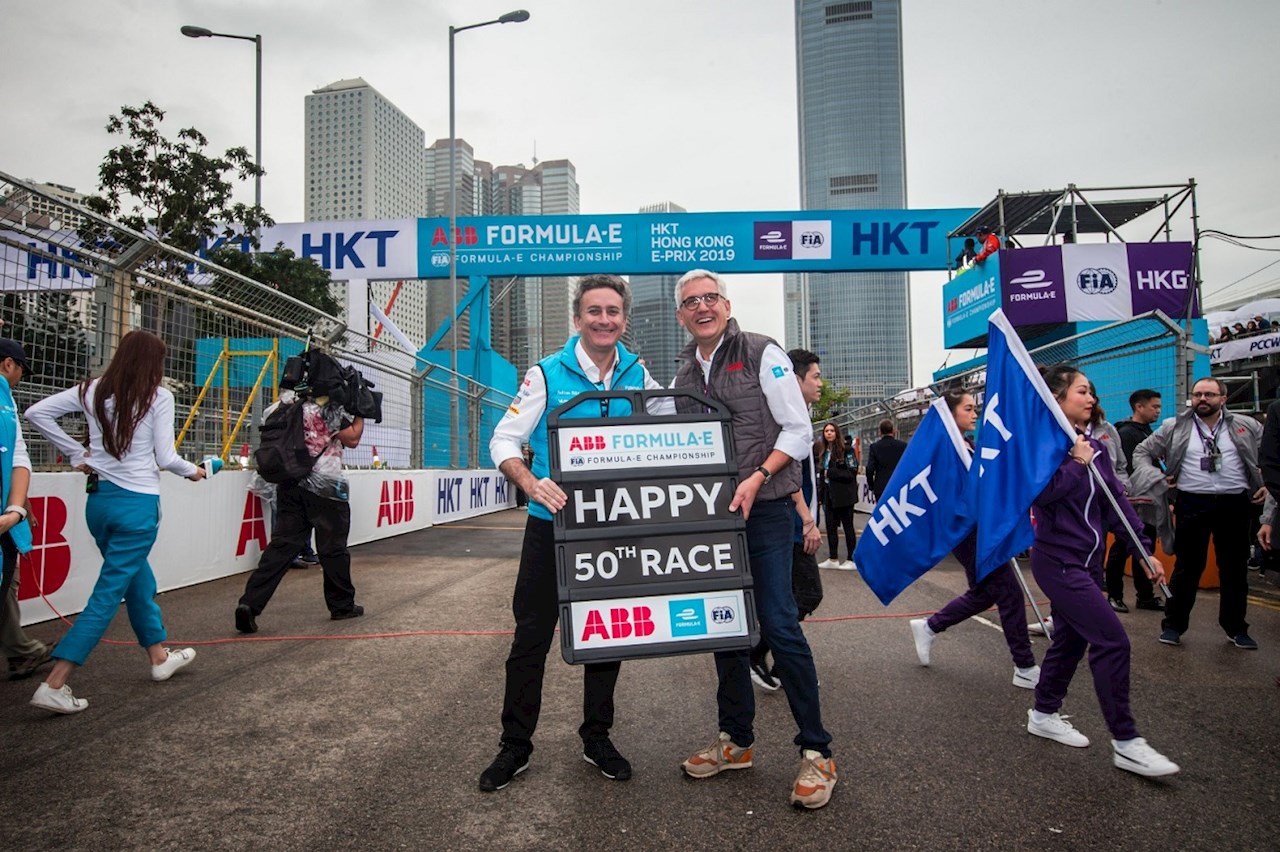 ABB CEO Ulrich Spiesshofer og Alejandro Agag, styreleder og stifter av Formula E serien før start i Hong Kong