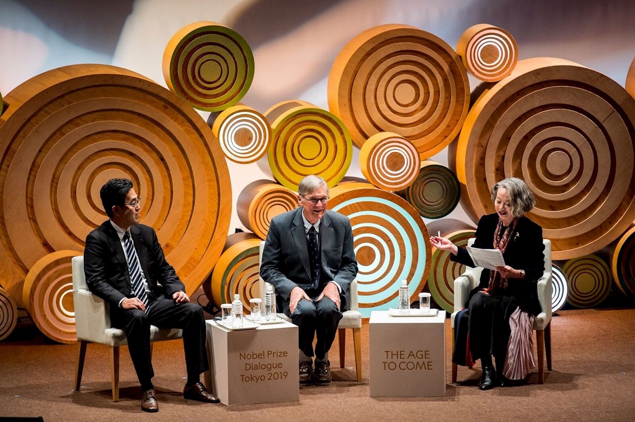 Nobelpreisträger Tim Hunt (Mitte), mit zwei Repräsentatnen japanischer Universitäten. (Foto © Nobel Media)