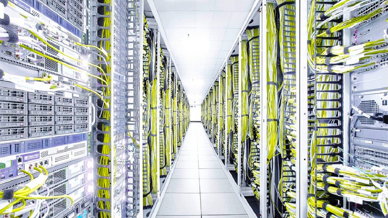 Intelligent power solutions take center stage at Data Centre World 2019