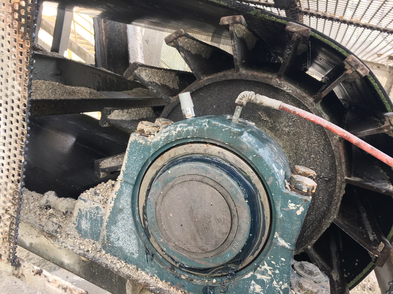 02 The Smart Sensor in an aggregate material handling application in a cement plant.
