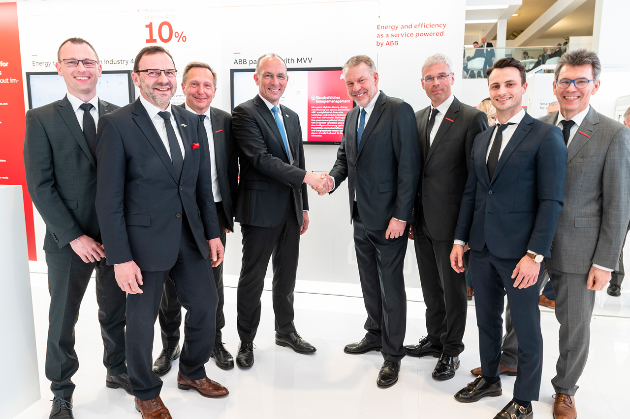 Von links nach rechts: André Martin, Abteilungsleiter MVV Enamic GmbH; Dr. Joachim Hofmann, Geschäftsführer MVV Enamic GmbH; Dr. Martin Schumacher, Mitglied des Vorstandes ABB AG; Ralf Klöpfer, Vorstand MVV Energie AG; Hans-Georg Krabbe, Vorstandsvorsitzender ABB AG; Markus John, Geschäftsführer Energieindustrien ABB AG; Marco Probst, Teamleiter Product Management MVV Enamic GmbH; Bruno Theimer, Leiter Vertrieb Power Generation & Water, Energy Industries.