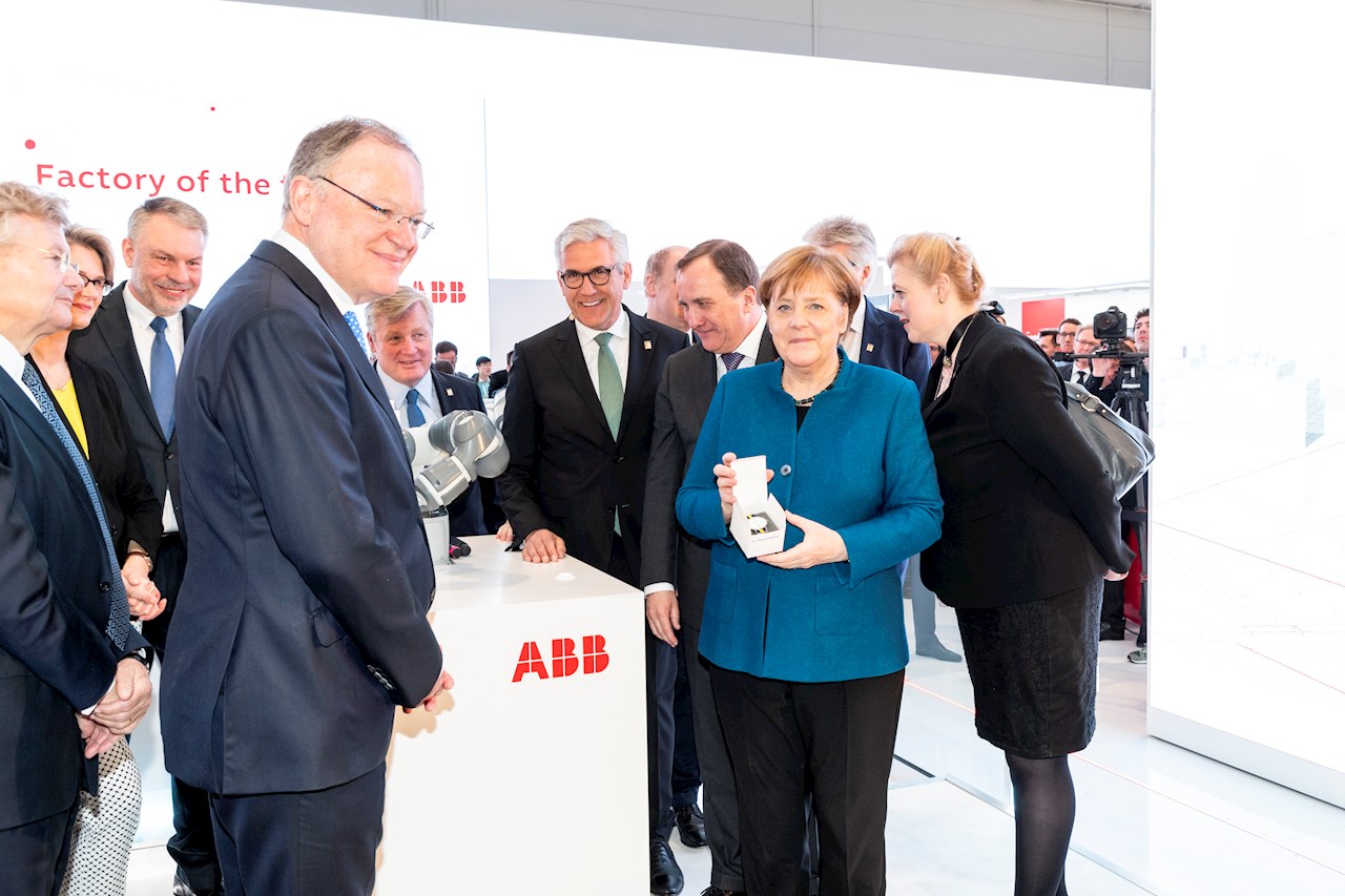 ABBs konsernsjef Ulrich Spiesshofer (i midten) presenterte ABBs visjon for fremtidens fabrikk til Sveriges statsminister Stefan Löfven (på høyre side) og Tysklands forbundskansler Angela Merkel