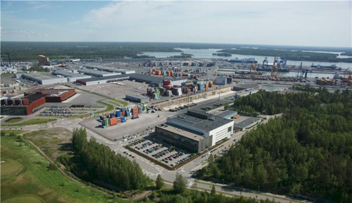 Suomen ABB:n Marine and Ports -liiketoimintayksikkö vastaa maailmanlaajuisesti meriteollisuuden ratkaisujen kehittämisestä ABB:llä. Suomessa tuotantoa on Helsingin Vuosaaressa ja Haminassa. Kuvassa Vuosaaren tehdas.