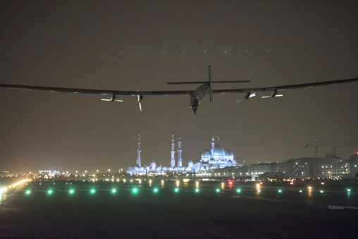 Solar Impulse laskeutuu Abu Dhabiin. (© Solar Impulse / rezo.ch)