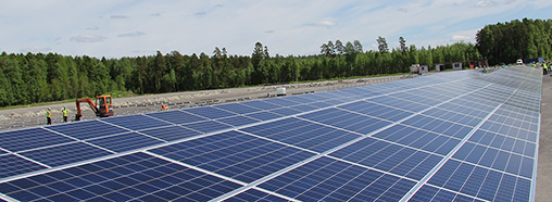 Lopullisessa laajuudessaan Atrian aurinkovoimalan koko asennettu teho on kuusi megawattia. Aurinkopaneeleja asennetaan kahden maakentän lisäksi tuotantolaitoksen rakennusten katoille.