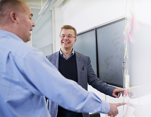 Operations Manager Juha Alamäki (vas.) ja Simo Säynevirta uskovat digitalisaation synnyttävän täysin uudella tavalla verkottunutta taloutta. ABB:n digitaalisessa etäpalvelukeskuksessa (ABB Ability™ Collaborative Operations Center) Helsingin Pitäjänmäellä kehitetään yhdessä asiakkaiden kanssa uusia toimintamalleja ja ratkaisuja toiminnan tehostamiseksi ja optimoimiseksi.