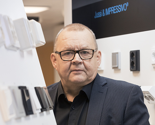 Leevi Peltonen vaihtoi vapaa-ajantuotteiden ja uistimien markkinoinnista sähkötarvikkeisiin vuonna 1988, ja sillä tiellä on pysytty.