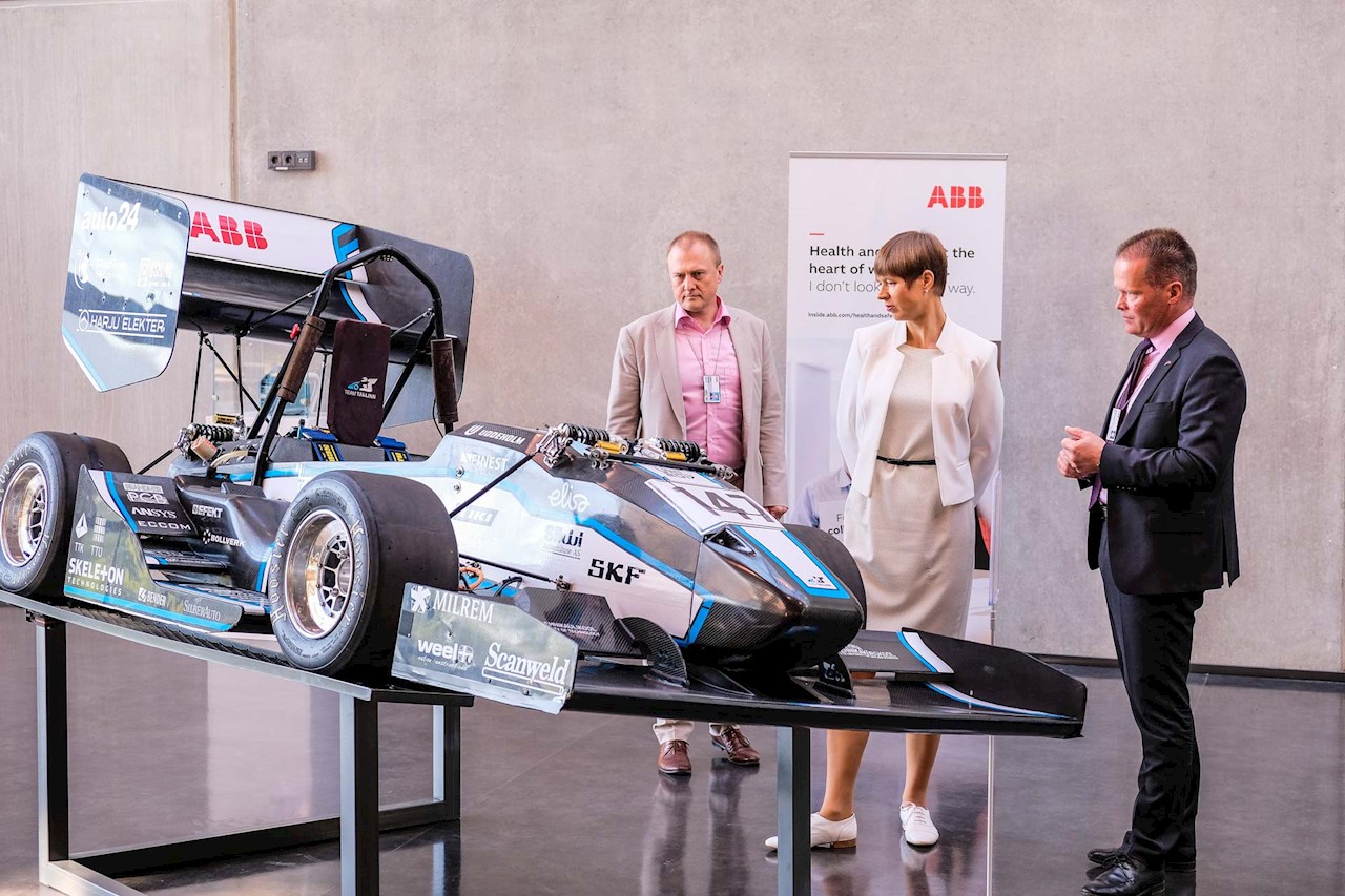 Tudengivormelit uudistavad (vasakult) ABB müügi- ja korrashoiuteenuste juht Leho Kuusk, Vabariigi President Kersti Kaljulaid ja ABB Balti riikide juht Jukka Patrikainen.