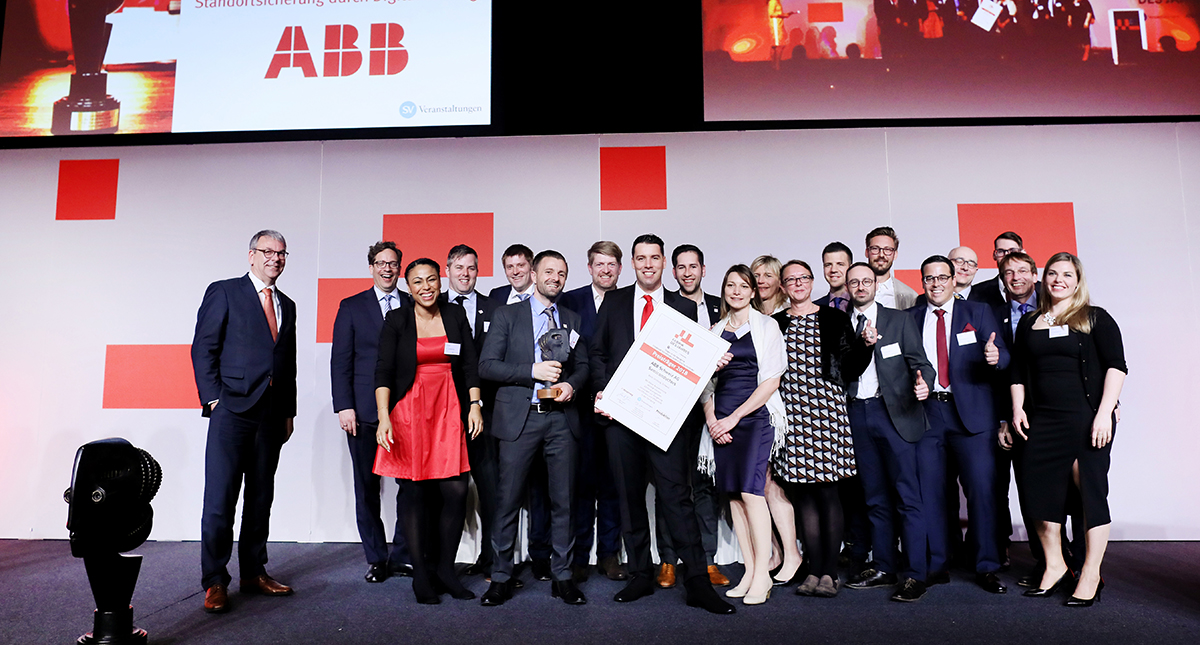 Das Team von ABB Semiconductors nimmt den Award entgegen.