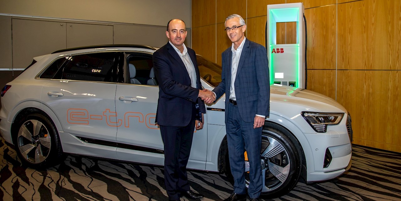 Dean Sheed, Director general, Audi Nueva Zelanda (izquierda) y Ewan Morris, Director general, ABB en Nueva Zelanda durante el ABB Technology Summit celebrado en el SkyCity Convention Centre en Auckland (crédito de la fotografía: Audi Nueva Zelanda)