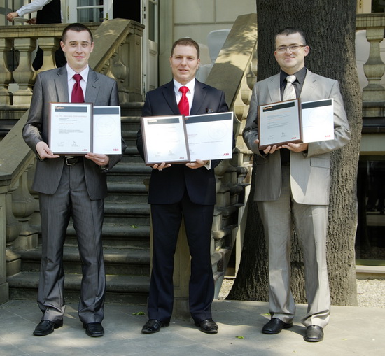 Laureaci Konkursu o Nagrodę ABB, edycja 2010/ 2011. Od lewej: Mariusz Zdanowski, Tomasz Błażejczyk oraz Tomasz Giżewski.
