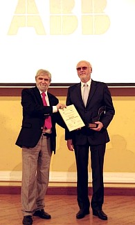 Prezes ABB Sp. z o.o. Mirosław Gryszka (z prawej) podczas ceremonii wręczenia nagród