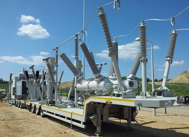 Stacja na niskopodwoziowej platformie samochodowej