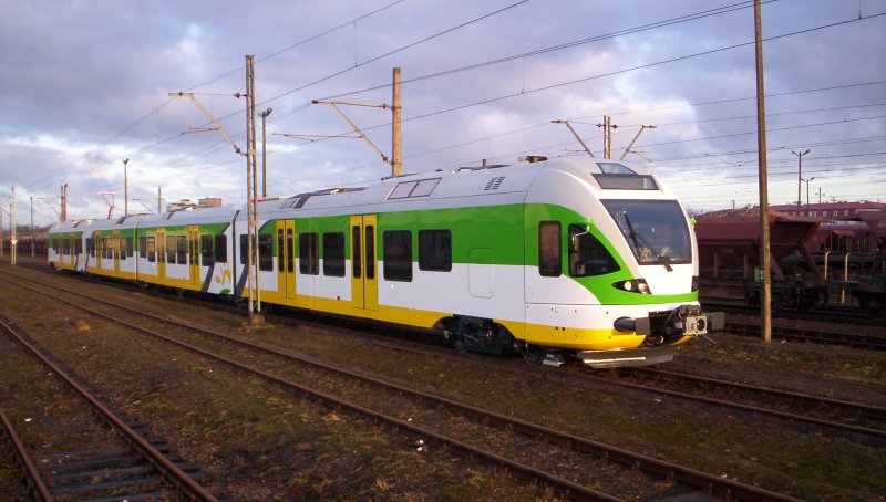 Zespół trakcyjny typu FLIRT firmy Stadler zasilany prostownikami trakcyjnymi ABB i eksploatowany przez Koleje Mazowieckie