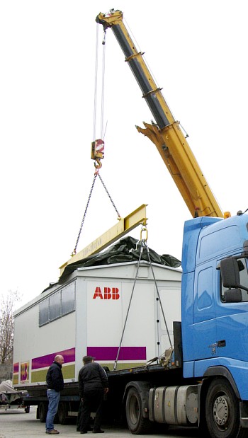 Załadunek jednego z kontenerów stacji ST7 na samochód ciężarowy