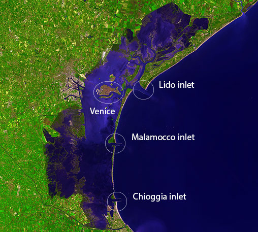 Wenecja i laguna, z zaznaczonymi przesmykami Lido, Malamocco i Chioggia. Fot.: NASA