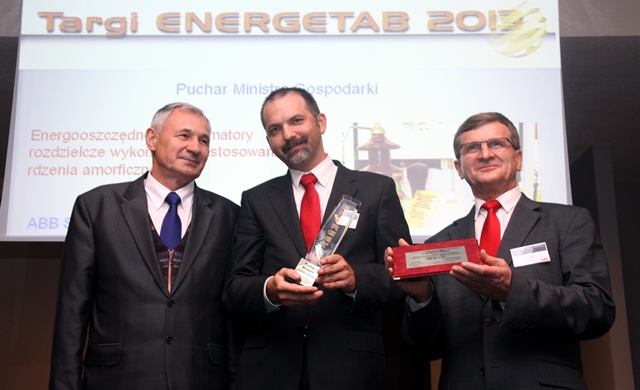 Eligiusz Hasiak (w środku) i Andrzej Kapczyński (z prawej) z Lokalnej Jednostki Biznesu Transformatory ABB podczas rozdania nagród targowych. Fot. Janusz Mazurkiewicz