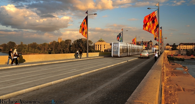Linia tramwajowa będzie przebiegać m.in. przez XVIII-wieczny Most Wilsona (wizualizacja: SITCAT/Citetram/MOeG/ Richez&Associes/Ivars&Ballet)