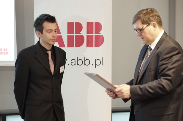 Laureat głównej nagrody Tomasz Cieśla (z lewej) oraz Marek Florkowski, dyrektor Korporacyjnego Centrum Badawczego ABB w Krakowie