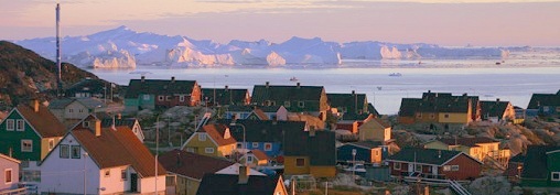 Miasto Ilulissat, położone w zachodniej części Grenlandii. W tle fiord lodowy Ilulissat