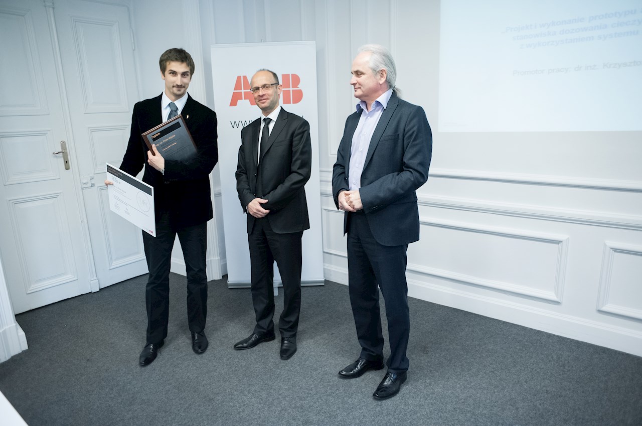 Piotr Wójcik (z lewej), Dyrektor Centrum Systemów Informatycznych ABB Piotr Ciechanowski (w środku) oraz Wiceprezes Zarządu ABB Sp. z o.o. Mirosław Mirosławski