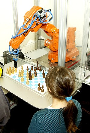 Na stoisku ABB można było rozegrać partyjkę szachów z robotem