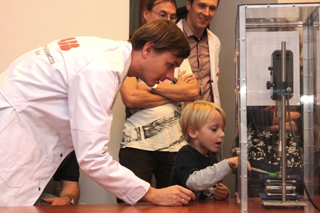 Lewitacja ultradźwiękowa, zjawisko szczególnie popularne wśród najmłodszych