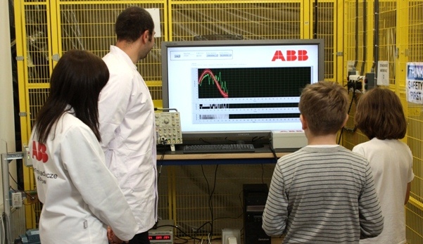 Na tym stanowisku można podglądać pracę energoelektronicznych przekształtników energii w tempie zwolnionym tysiąckrotnie